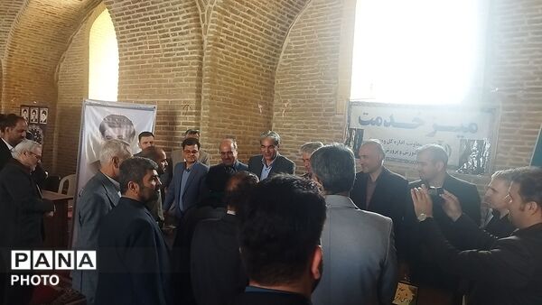 میز خدمت آموزش و پرورش به مناسبت روز معلم در نیشابور 