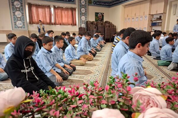 برپایی نماز جماعت در مدرسه انصارالمهدی قرچک 