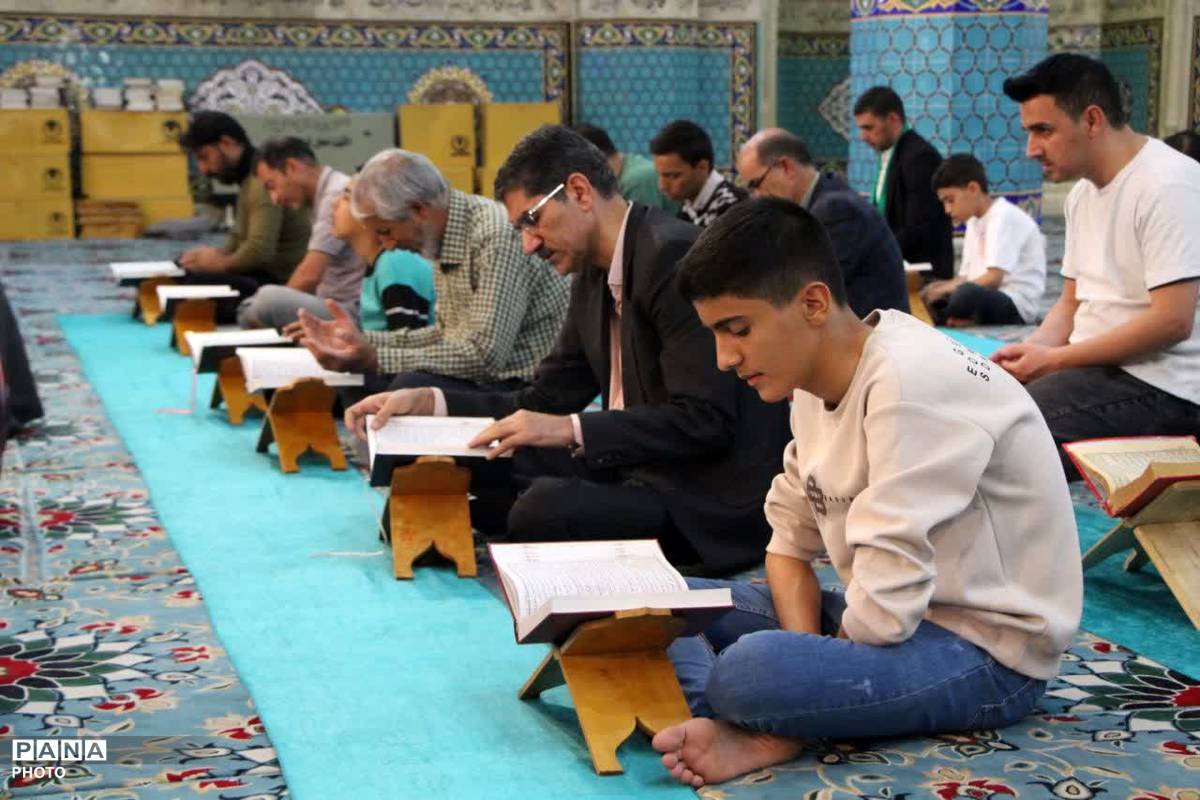 محفل جزء خوانی قرآن در امامزاده سید جعفر محمد یزد