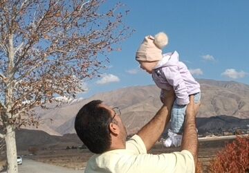 پدر قامت استوار عشق و ایستادگی است