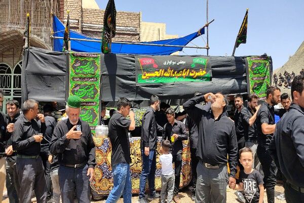 آئین با شکوه عزاداری آقا اباعبدالله الحسین (ع)در روز عاشوراحسینی