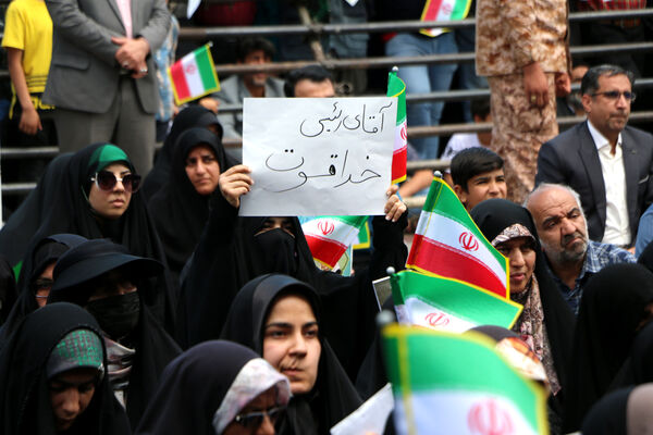 حضور پرشور نوجوانان قمی در آیین استقبال از رئیس جمهوری 
