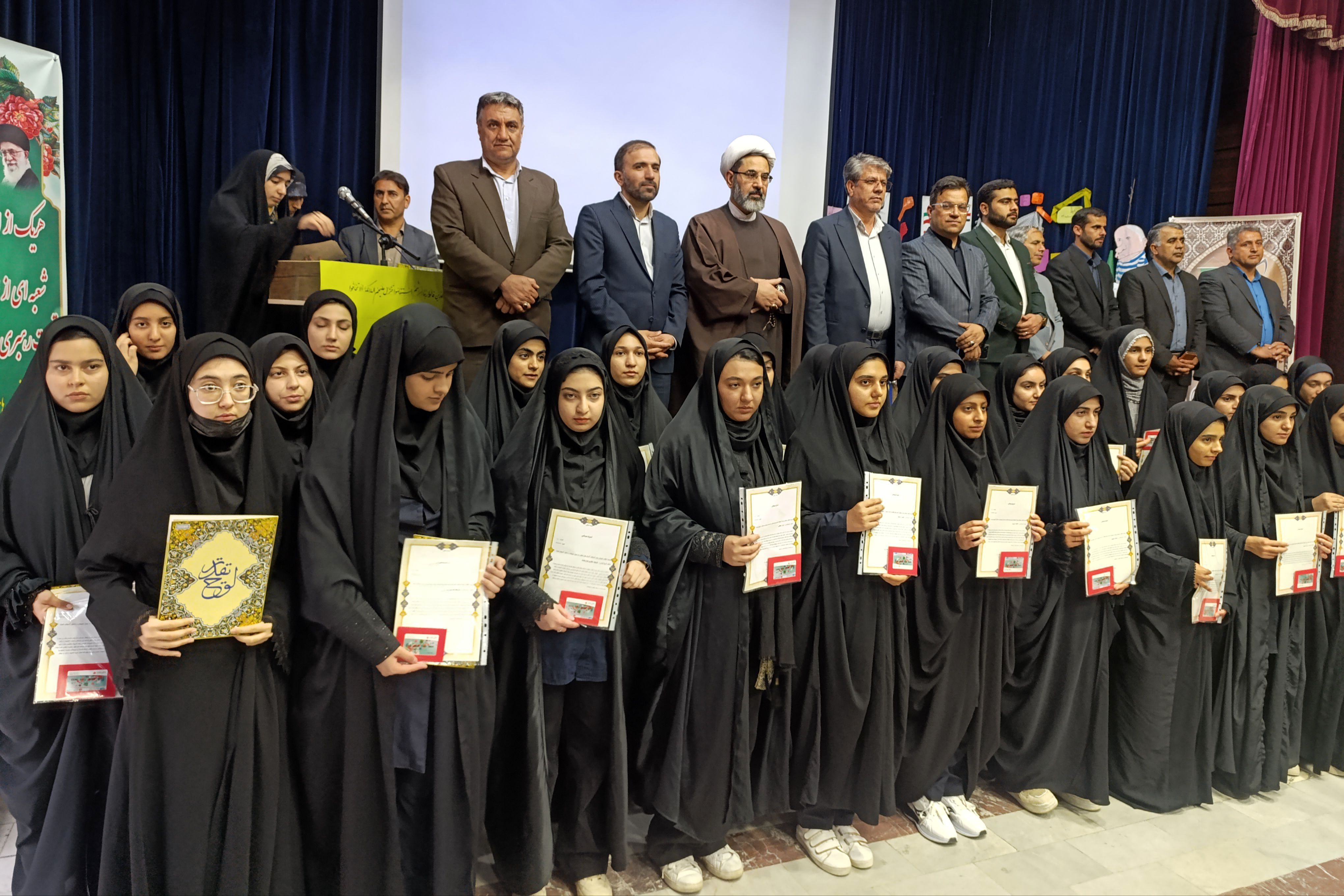 مراسم اختتامیه سیزدهمین دوره نمایشگاه‌های «مدرسه انقلاب» در اسلام آباد غرب