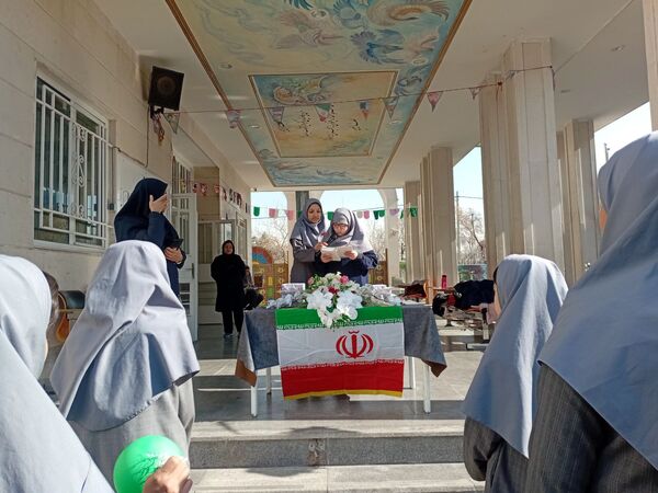 جشن دهه  فجر در دبستان مصلی نژاد حضرت زینب(س)