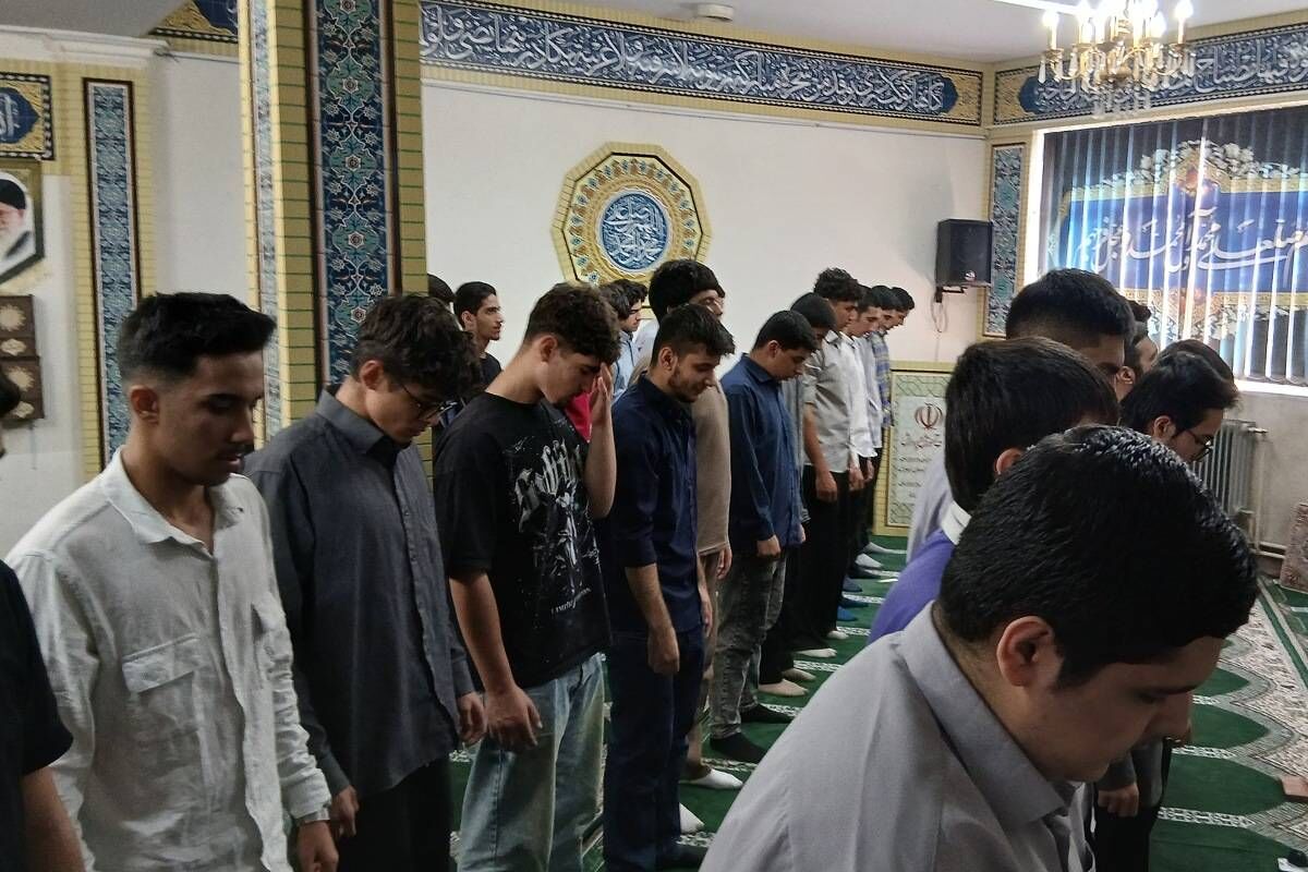 حس ناب بندگی در میان دانش‌آموزان دبیرستان امام علی (ع)