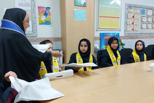 اهدا کتاب به پیشتازان فعال کهریزک 