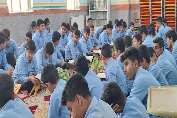 محفل انس با قرآن کریم در مدرسه نمونه رازی منطقه سعدآباد