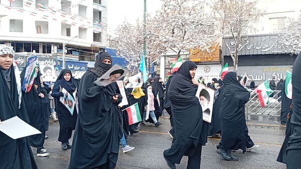 راهپیمایی ۲۲ بهمن در مشهد با حضور فرمانده واحدهای حوزه ۱۹ بسیج دانش‌آموزی منطقه تبادکان