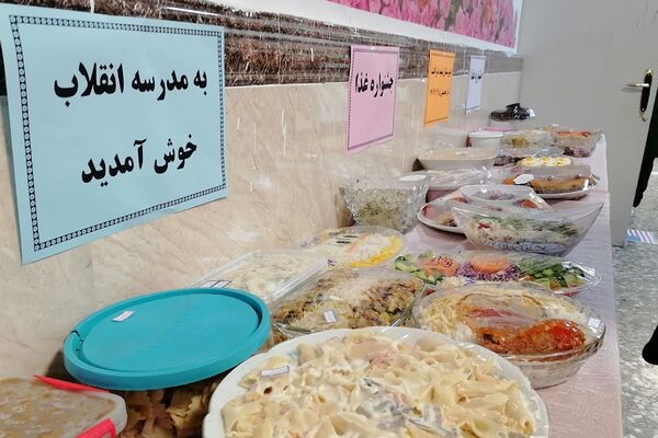 افتتاحیه نمایشگاه «مدرسه انقلاب» در مدرسه شهید شرافت بهارستان‌دو