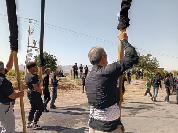 مراسم سینه زنی و علم گردانی در خلیل آباد