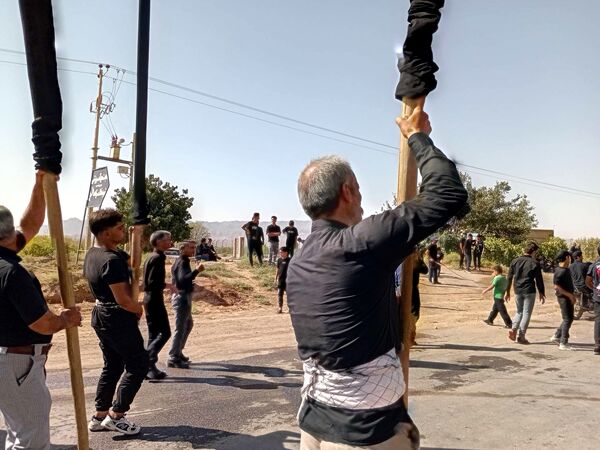 مراسم سینه زنی و علم گردانی در خلیل آباد