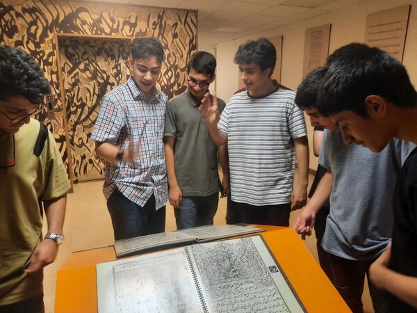 بازدید از موزه ملک و شرکت در همایش علوم انسانی توسط دانش‌آموزان علامه حلی ۵
