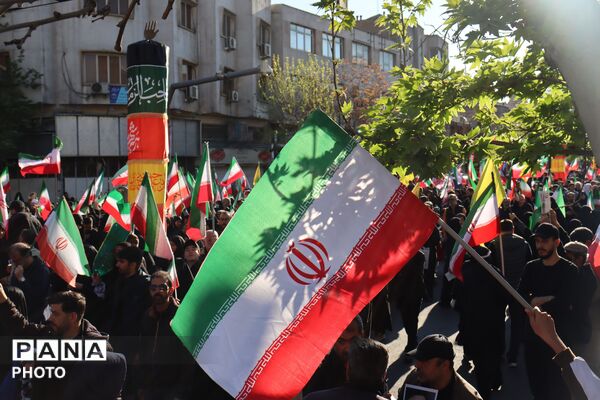 تک تک خیابان‌هاى تهران، سیاه پوش پدر امت