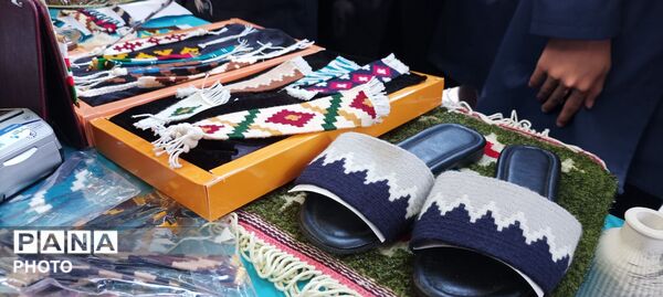 نمایشگاه هنر آفرین ،فروش محصولات و صنایع دستی در دبیرستان عزت طلایی 