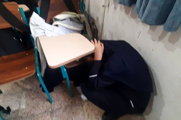 بیست و هفتمین مانور سراسری زلزله و ایمنی در دبیرستان دخترانه فرزانگان شهرقدس با شعار  مدرسه ایمن‌، جامعه تاب آور 