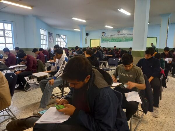 امتحانات نوبت اول در دبیرستان نمونه آیت الله خامنه ای