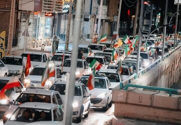میدان داری باشکوه مردم در میدان آزادی کرمان