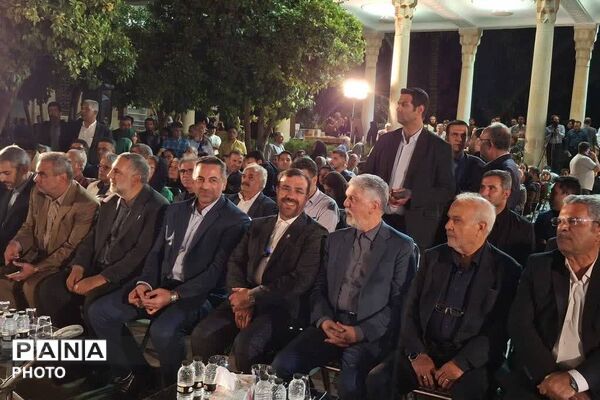 طنین عشق و شعر در آرامگاه حافظ