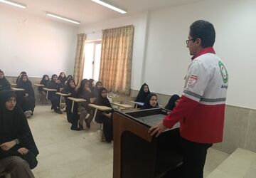 بازدید آموزنده دانش‌آموزان پایه هفتم آموزشگاه خلیج فارس شهرستان مروست از جمعیت هلال‌احمر