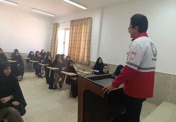 بازدید آموزنده دانش‌آموزان پایه هفتم آموزشگاه خلیج فارس شهرستان مروست از جمعیت هلال‌احمر