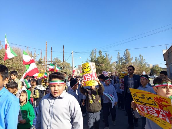 قدم‌های کوچک، ایمان‌های بزرگ؛ حضور باشکوه دانش‌آموزان دبستان برادران ابراهیمی‌نیا در ۱۳ آبان