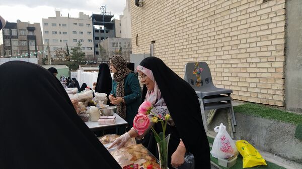 کیک ۱۴ متری در اجتماع مردمی به مناسبت تولد امام عصر در غرب مشهد