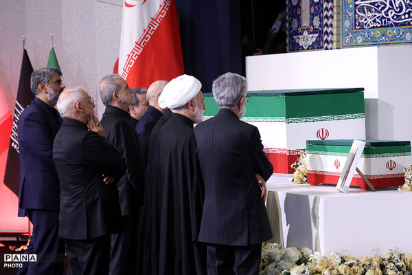 ادای احترام سران قوا و جمعی از مسئولان نظام بر پیکر مطهر رهبر شهید انقلاب
