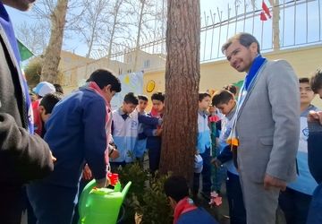 کاشت نهال به مناسبت روز درختکاری در دبستان استاد شهریار