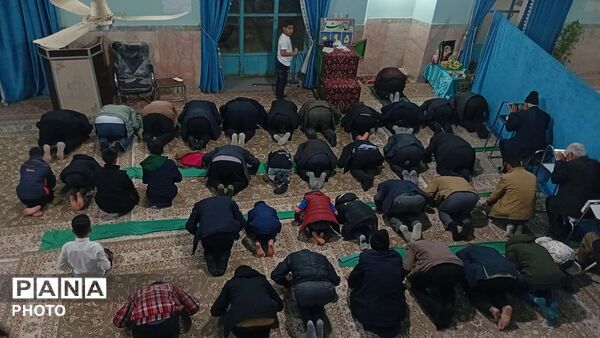 نماز جماعت همزمان با شروع سال جدید در روستای نقاب خلیل آباد
