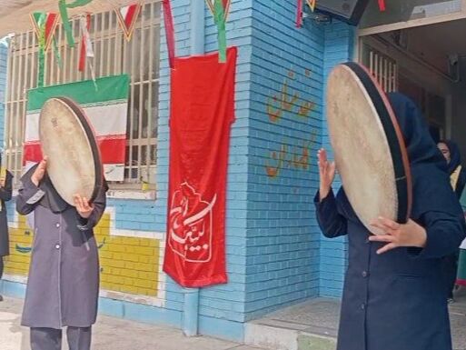 جشن تقدیر پیشتازان برگزیده پویش بوسه بر دستان مادر در دبیرستان دخترانه انقلاب اسلامی 