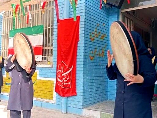 جشن تقدیر پیشتازان برگزیده پویش بوسه بر دستان مادر در دبیرستان دخترانه انقلاب اسلامی 
