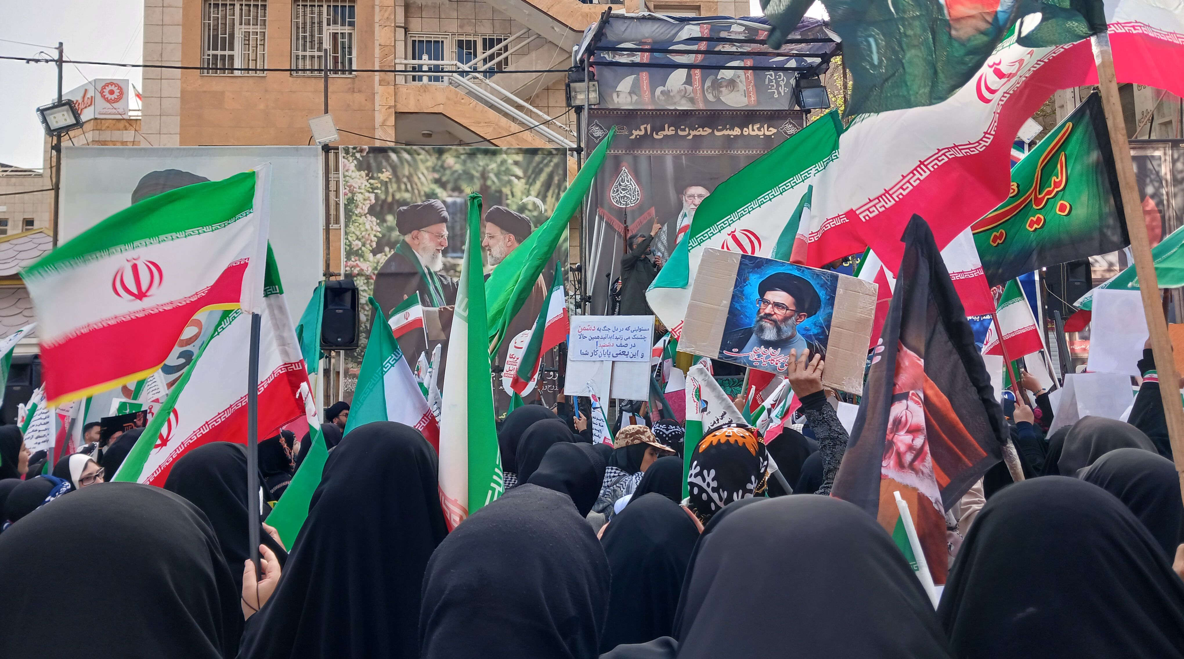 زنان غیوردوشادوش مردان، زنان لر خرم‌ آباد آماده دفاع از میهن 