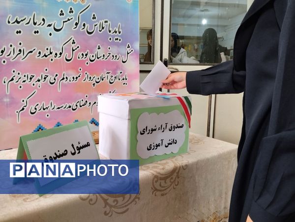 جلوه‌هایی از انتخابات شورای دانش‌آموزی در دبیرستان فرزانگان قم