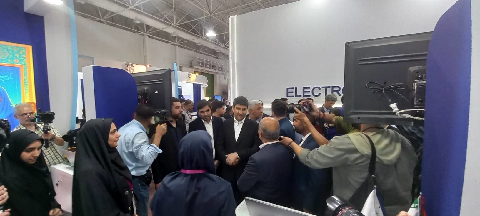 بازدید وزیر ارتباطات‌‌ از غرفه وزارت آموزش‌و‌پرورش در نمایشگاه الکامپ‌