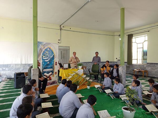 محفل انس با قرآن کریم در مدرسه برادران ابراهیمی‌نیا