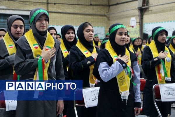 هم‌سرایی هزار نفری دانش‌آموزان یاور انقلاب در اسلامشهر
