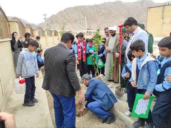 مراسم نمادین کاشت نهال در حاجی‌آباد 