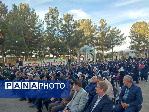 غبارروبی و عطرافشانی گلزار مطهر شهدا در نیشابور 