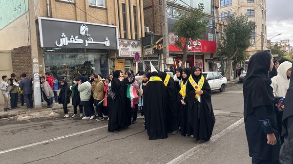 حضور دانش‌آموزان زنجانی در راهپیمایی روز ۱۳ آبان 