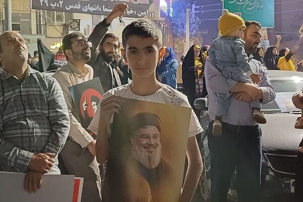 خوشحالی مردم ورامین از پاسخ موشکی ایران به رژیم صهیونسیتی 