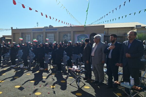 آیین نواختن زنگ مدرسه با شروع سال تحصیلی جدید 