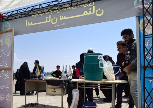 خدمت‌رسانی موکب‌ سازمان دانش‌آموزی استان سمنان به جاماندگان اربعین 