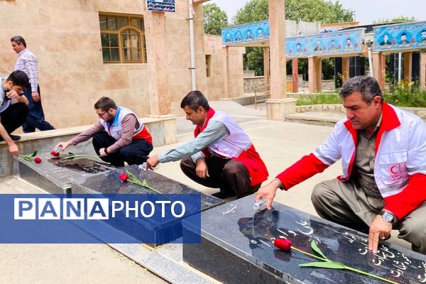 ادای احترام جمعیت هلال‌احمر بانه به شهدا در هفته هلال‌احمر