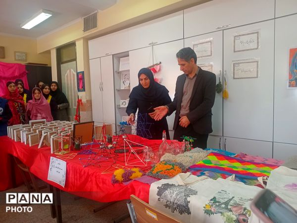 نمایشگاه کار و فناوری در دبیرستان نشاط بهارستان‌دو