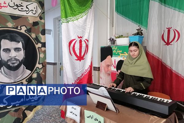 افتتاحیه نمایشگاه «مدرسه انقلاب» در مدرسه شهید شرافت بهارستان‌دو