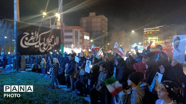 تجمع جوانان‌‌و‌نوجوانان‌در‌بیعت با رهبر انقلاب در نیشابور