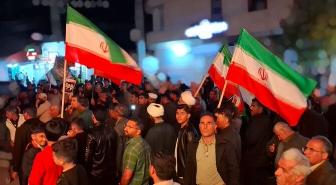 صحنه دیگری از عشق و ارادت ملت به رهبر در سومین شب سال جدید در شهرستان باشت