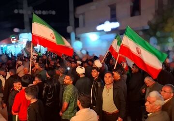 صحنه دیگری از عشق و ارادت ملت به رهبر در سومین شب سال جدید در شهرستان باشت