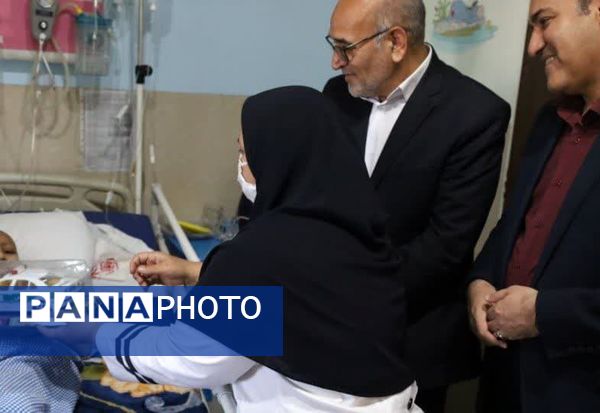 عیادت مدیرکل آموزش و پرورش استان از دانش‌آموزان بستری در بخش آنکولوژی و خون بیمارستان شهید صدوقی 
