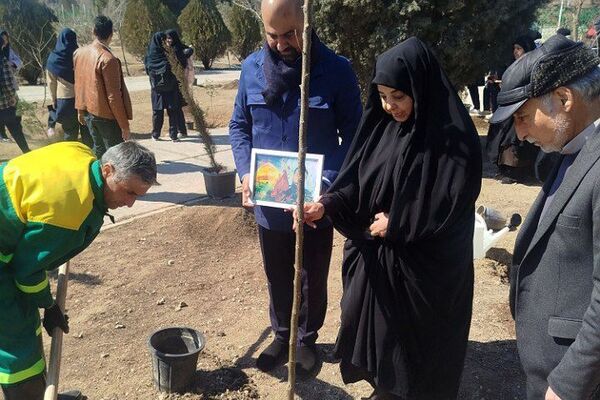 کاشت نهال توسط دانش‌آموزان دبیرستان سعادت کهریزک در محوطه حرم امام خمینی (ره)